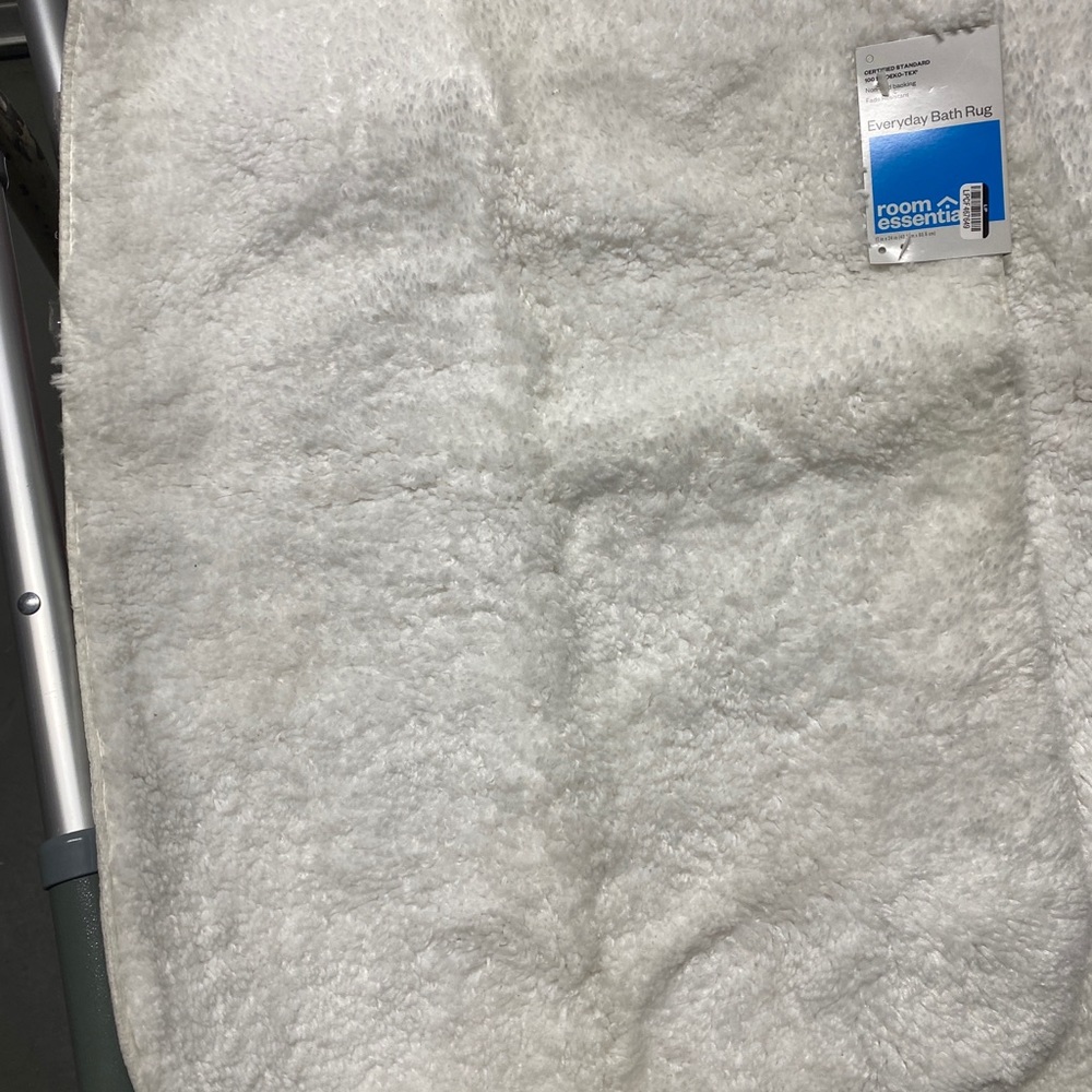 Brand new white bath mat rug size 17in X 24in
